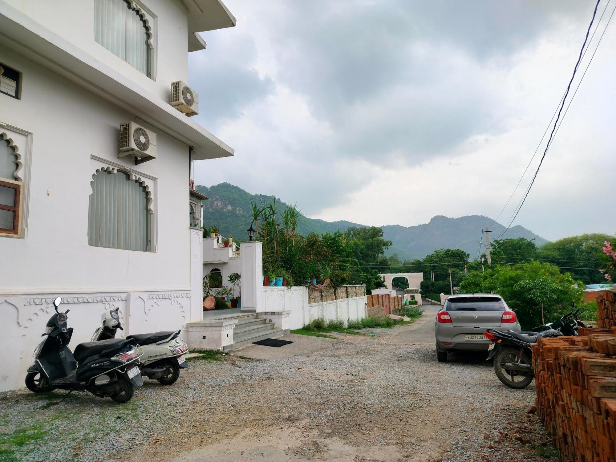 Treebo Jheel Mahal Hotel Udaipur Exterior photo